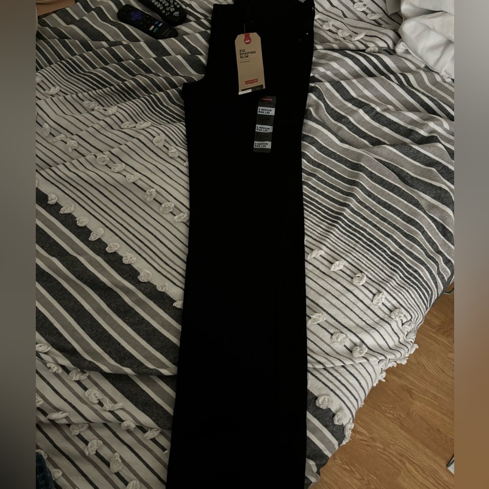 NWT levi’s 312 shaping slim jeans in black size 26 ! - Picture 4 of 7